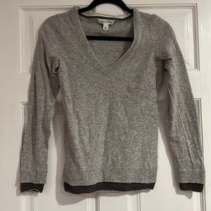 Banana Republic Gray V Neck Sweater, size L